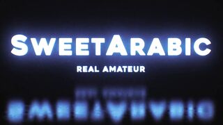 Une jolie beurette se masturbe avec son coussin - Sexe arabe SweetArabic