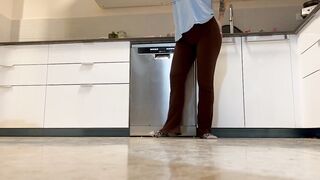 Teen pissing her leggings while doing the dishes????❤️✨