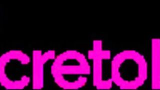 Su primer trio con amigo y este se viene dentro