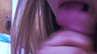 joven ARGENTINA ,tomando leche suevemente/4k