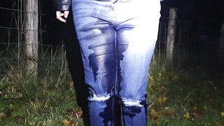⭐ Girl totally pisses her blue jeans in public! couldnt hold it!