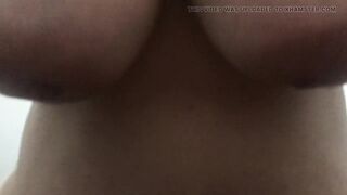 Esposa corna e safada delira no pau lembrando da amiga que comeram