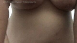 Esposa corna e safada delira no pau lembrando da amiga que comeram