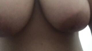 Esposa corna e safada delira no pau lembrando da amiga que comeram