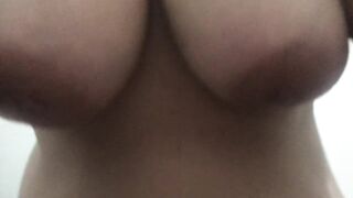 Esposa corna e safada delira no pau lembrando da amiga que comeram