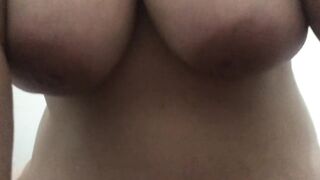 Esposa corna e safada delira no pau lembrando da amiga que comeram