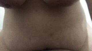 Esposa corna e safada delira no pau lembrando da amiga que comeram