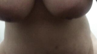 Esposa corna e safada delira no pau lembrando da amiga que comeram