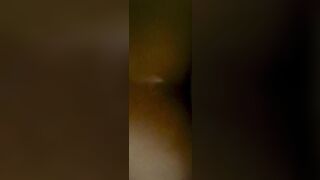 Je tartine ma salope de voisine, elle écarte son cul pendant que son mec travail