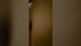 Je tartine ma salope de voisine, elle écarte son cul pendant que son mec travail