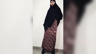 Shy fully covered Tunisian girl twerking and flashing her naked ass with shining ass hole ????