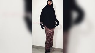 Shy fully covered Tunisian girl twerking and flashing her naked ass with shining ass hole ????