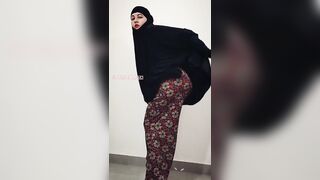 Shy fully covered Tunisian girl twerking and flashing her naked ass with shining ass hole ????