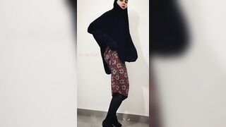 Shy fully covered Tunisian girl twerking and flashing her naked ass with shining ass hole ????