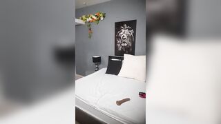 Chica guapa y natural follandose duro con su juguete