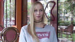 Ersties - Blondine Sirena bringt ihre rasierte Muschi zum Höhepunkt