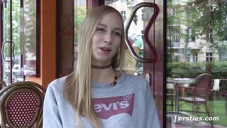 Ersties - Blondine Sirena bringt ihre rasierte Muschi zum Höhepunkt