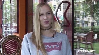 Ersties - Blondine Sirena bringt ihre rasierte Muschi zum Höhepunkt