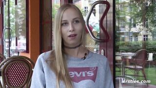 Ersties - Blondine Sirena bringt ihre rasierte Muschi zum Höhepunkt