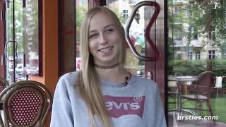 Ersties - Blondine Sirena bringt ihre rasierte Muschi zum Höhepunkt