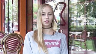 Ersties - Blondine Sirena bringt ihre rasierte Muschi zum Höhepunkt