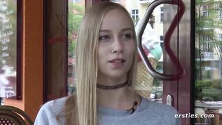Ersties - Blondine Sirena bringt ihre rasierte Muschi zum Höhepunkt