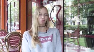 Ersties - Blondine Sirena bringt ihre rasierte Muschi zum Höhepunkt