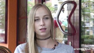 Ersties - Blondine Sirena bringt ihre rasierte Muschi zum Höhepunkt