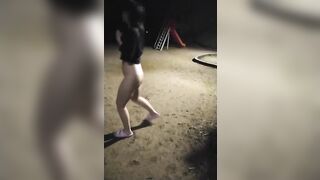 野外公園露出散歩