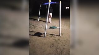 野外公園露出散歩