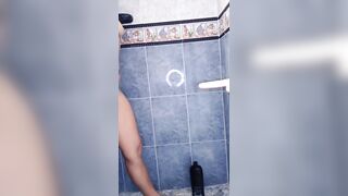 Laura Montenegro juguetona en la ducha