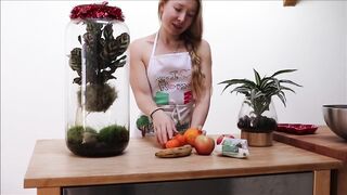 The fruit seller is going to get caught by her customer