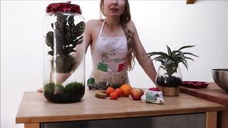 The fruit seller is going to get caught by her customer