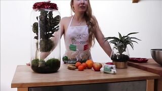 The fruit seller is going to get caught by her customer