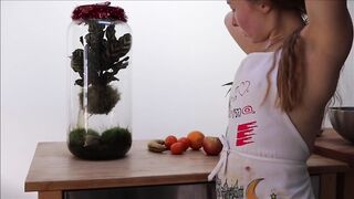 The fruit seller is going to get caught by her customer