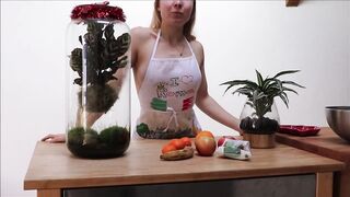 The fruit seller is going to get caught by her customer