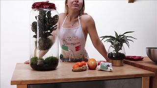 The fruit seller is going to get caught by her customer