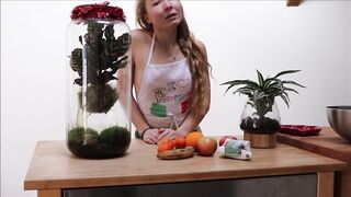 The fruit seller is going to get caught by her customer